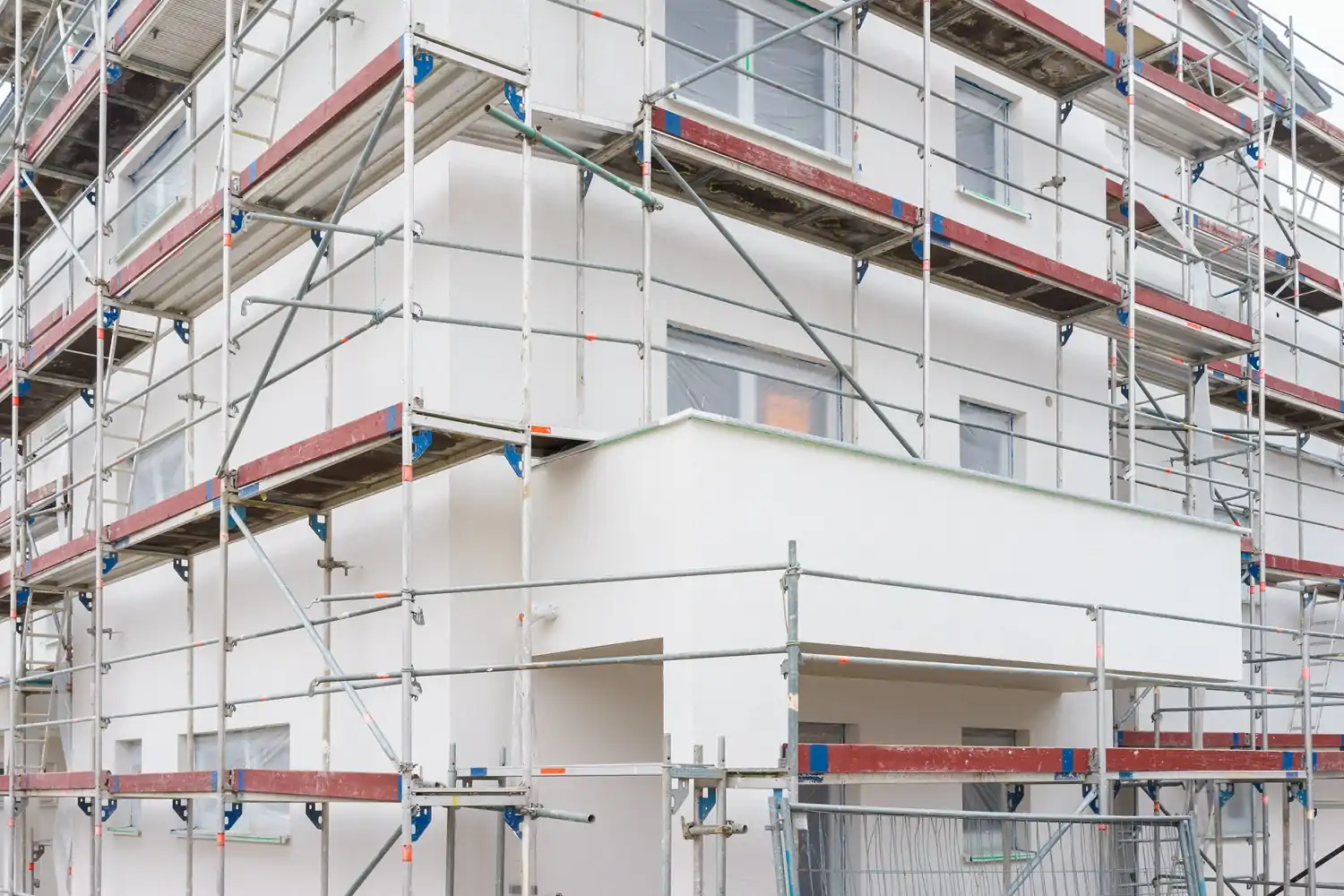 Enduit à chaud dans le Morbihan : c’est quoi et pourquoi de plus en plus de propriétaires le choisissent ?